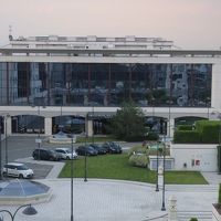 受付やレストランのある棟を客室から写したところ