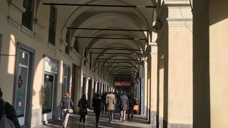 美しい屋根付き柱廊