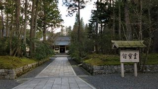 国宝や重要文化財などたくさんの仏様や仏教に関連する品が見られます。