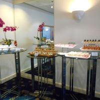 サンドイッチや小鉢物、サラダもあります