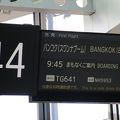 タイ国際航空 （Thai Airways International）　行きはガラガラ、帰りは満席の機内でした。