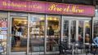 豊洲駅前のベーカリーショップ