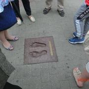 ドーマ広場には足の型がありました。 