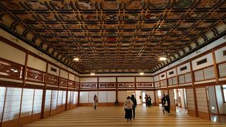 寺院とは思えない凄く広くて豪華な空間。天井の絵と襖の上の欄間の切り絵に注目。