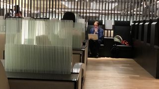 色々な椅子がある。ただ休むだけのラウンジ