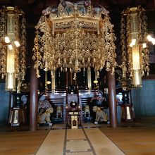 法堂の館内です。内陣の装飾が金で華やかで迫力あります。