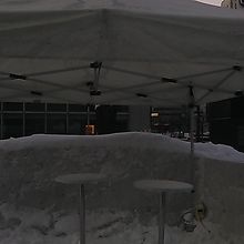 雪で作られた”イートイン”ブースの様子