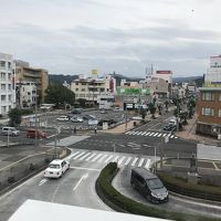 駅より、黄色看板がホテル