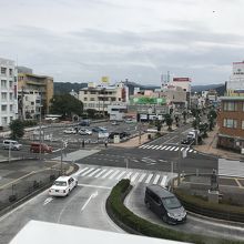 駅より、黄色看板がホテル