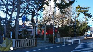 赤い建物が印象的な神社