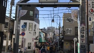 観光客であふれるも、下町の風情が未だ残る楽しい商店街。車が通らないのも良い！