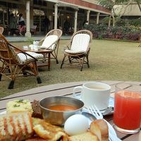 中庭で優雅な朝食を