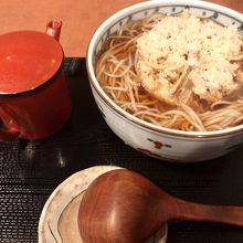 今日のランチメニューの、ごぼうかき揚げ天そば ￥580