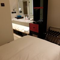 ベッドの横で洗面するのでちょっと落ち着きません。