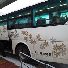 季節は2月。2月らしいバスの外装です