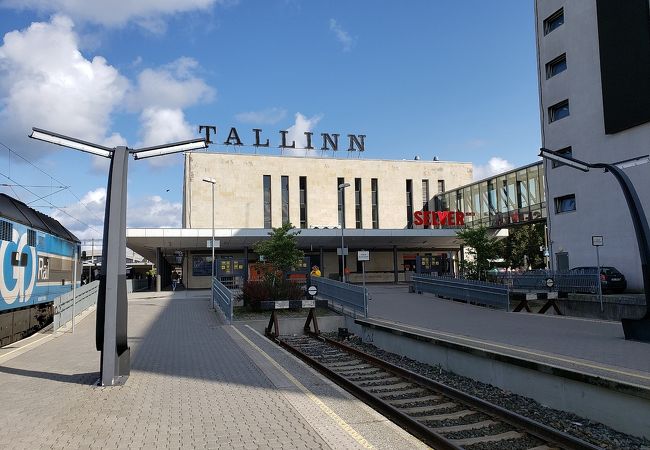 タリンの中央駅ですが、移動の中心はバスです。