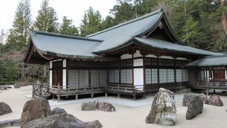 国内最大級の石庭蟠龍庭があります。桜はまだ開花していませんでした。