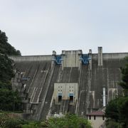 高瀬川上流部にある三連ダムの末弟、最も下流部にあり3ダムの中で最も開かれており情報館もあります