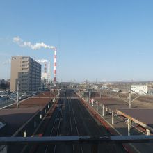 ＪＲ苫小牧駅から工場の大きい煙突が見えます