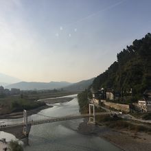 マンガレム地区とゴリツァ地区を結ぶつり橋