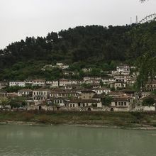 対岸から眺めるゴリツァ地区の家々