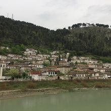 対岸から眺めるゴリツァ地区の家々