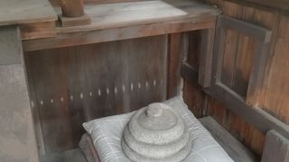 とぐろを巻いたヘビの像