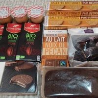 近くにスーパーでお土産が買えます。