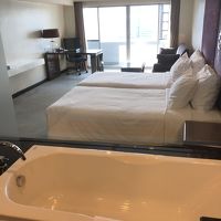 バスルームから見た客室