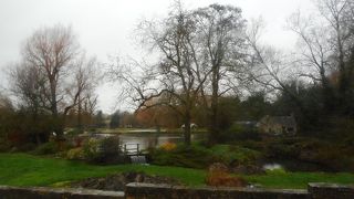 小さな川に架かる橋を散策