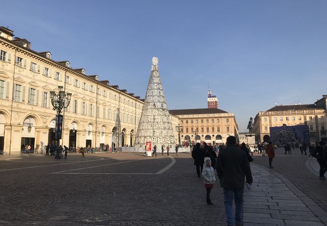 ローマ通りの中央にある広場