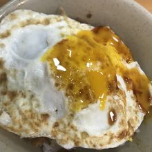 目玉焼きは半熟で、卵を割ってごはんに染み込ませるのが◎です