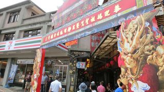 長く細い坂道のアーケードに面白いものが沢山