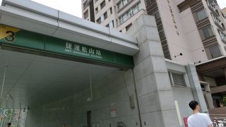 九分へのバスが停車する地下鉄駅