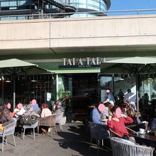 テラス席はほぼ満席