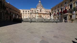 美しい噴水のある広場