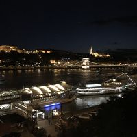 部屋からの夜景。王宮や鎖橋のイルミネーションがステキです。