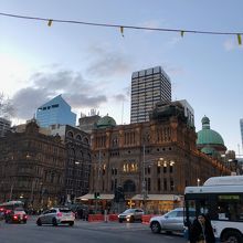 ちょうどこの画像の背面にお店があります