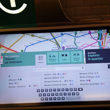 タッチパネル式の案内キヨスクが便利