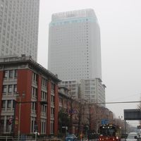 馬車道駅を地上に出るとそびえています