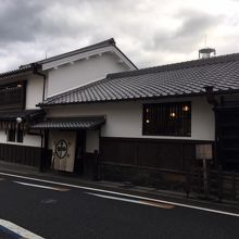 堂々たる建物の外観