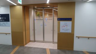 静かなラウンジ