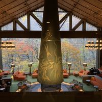 全面がガラス張りで紅葉がスクリーンに映し出されているような感