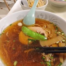 東京風のあっさり醤油ラーメンと半チャーハン