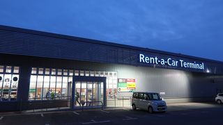 空港ビルの隣！