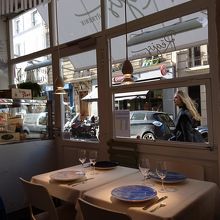 こじんまりした生牡蠣の専門店