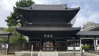 忠臣蔵で知られる浅野内匠頭と四十七士が葬られている寺