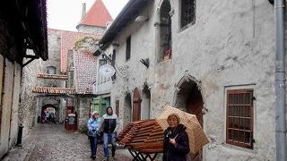 古い石畳と城壁の町タリン