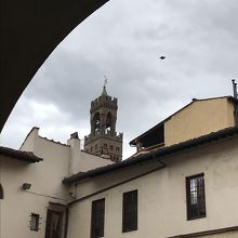 隣のバルジェッロの塔が見えます