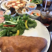 手前は揚げピザ